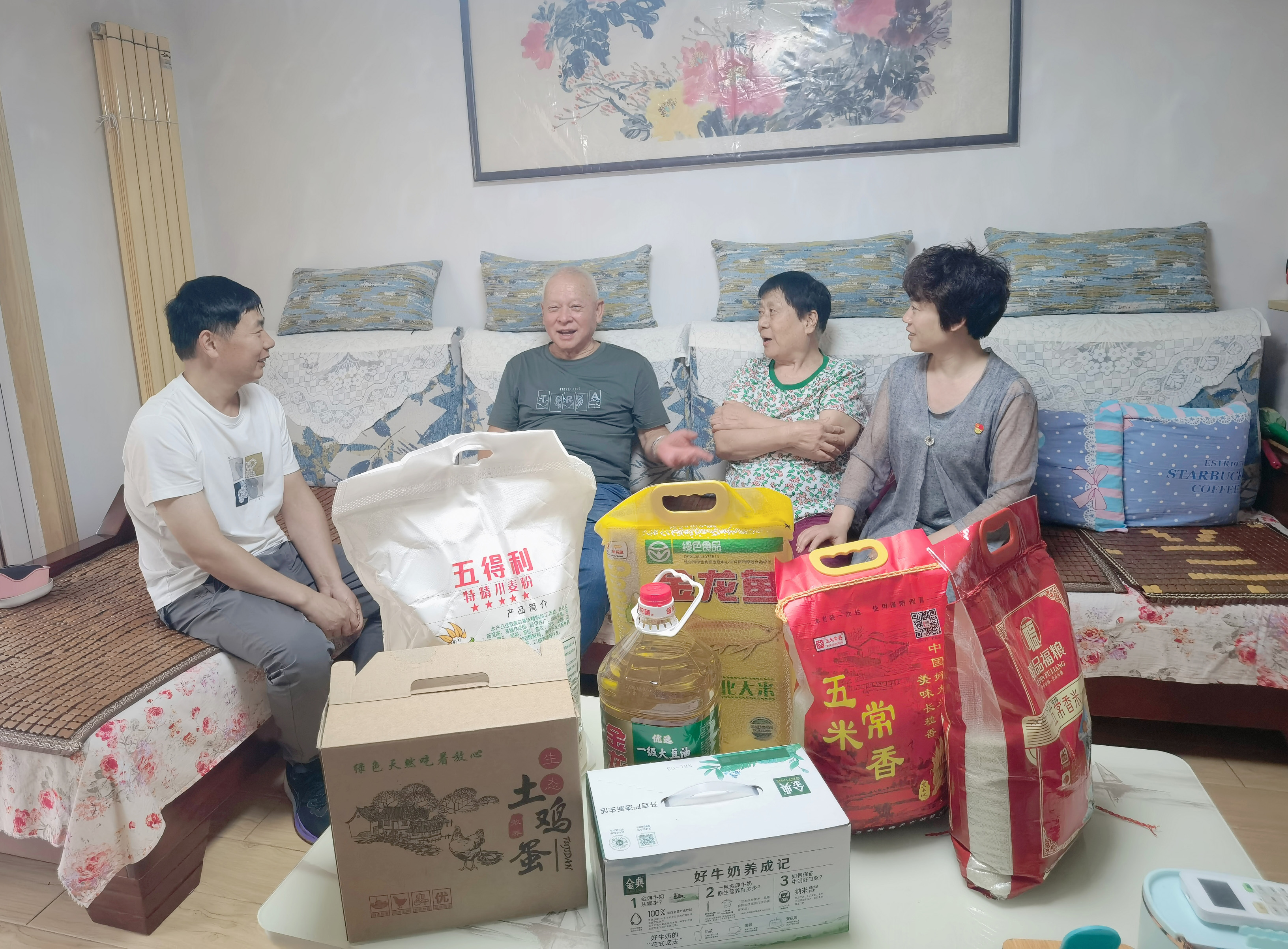 石佛办事处通和社区与恒信党支部 联合开展七一走访慰问社区老党员活动